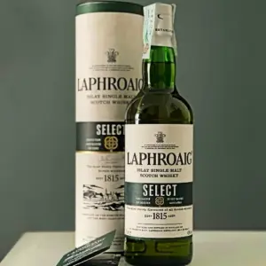 Slika boce Laphroaig Select škotskog single malt whiskyja sa poklon kutijom