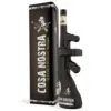 Cosa Nostra Tommy Gun Scotch Whisky 0,7 L u obliku Tommy Gun boce s crnom metalnom kutijom i zlatnim tonovima.